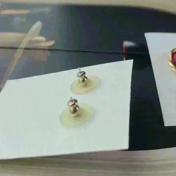 Vintage Gold-toned green red  gemstone earrings - Picture 5 of 12